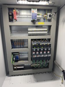 Smart infeed for Robin. The cabinet houses the full SensoSuite control system for the conveyors, ensuring efficient and reliable operation.